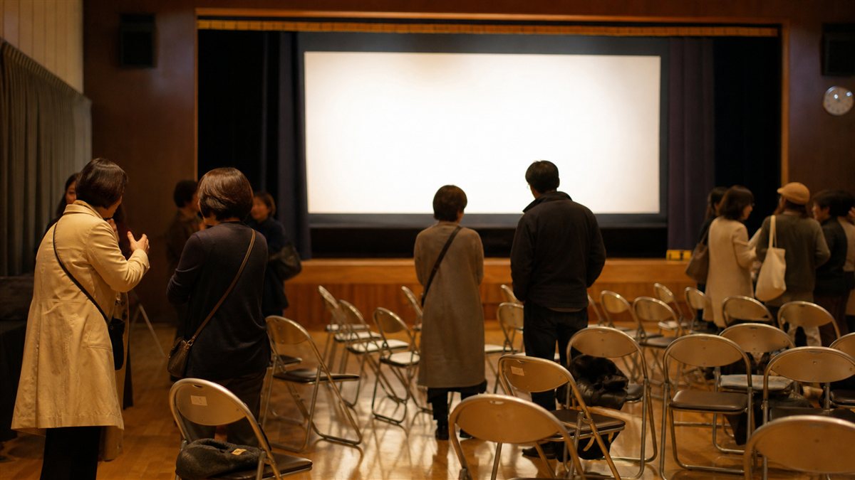 上映を終えた小さな会場で余韻の中、静かに感想を交わす来場者たち